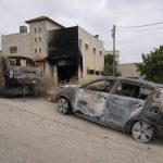 Batı Şeria'da Filistinli köylülerin evleri ve araçları ateşe verildi