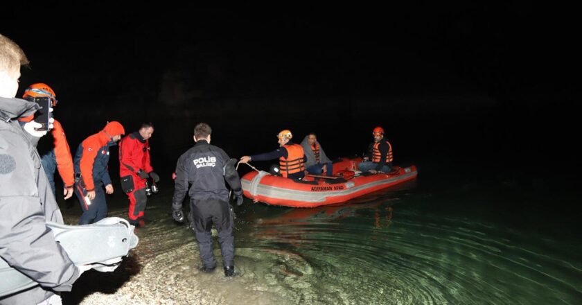 Barajda alabora olan balıkçı teknesinden 2 kişi kurtarıldı