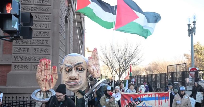 Filistinli taraftarlar, Beyaz Saray'ın önünde Netanyahu ile Trump'ı protesto etti